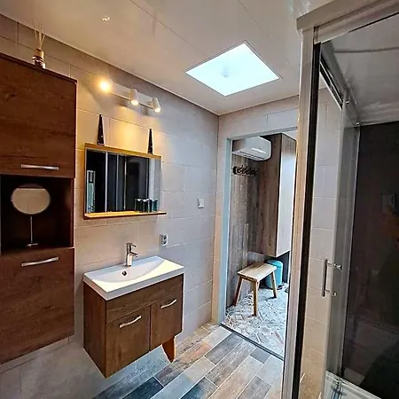 Bnbheerhugowaard Bed & Breakfast 3*